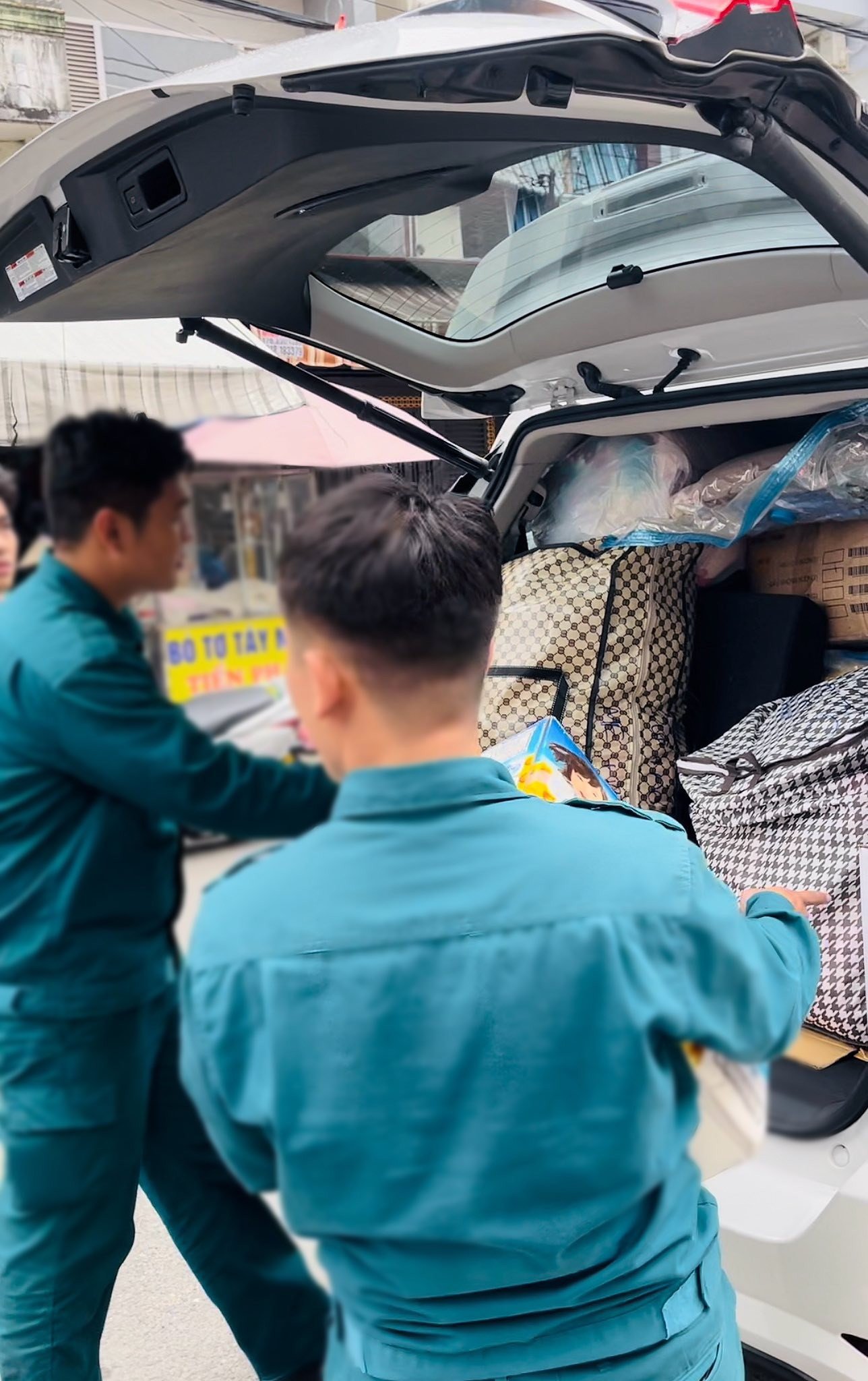 Người đẹp Mỹ Vân luôn tự tay chuẩn bị từng món đồ gửi tới bà con vùng lũ, thiên tai.