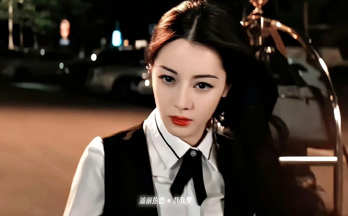 Địch Lệ Nhiệt Ba bùng nổ nhan sắc, đẹp không góc chết trong dự án mới.