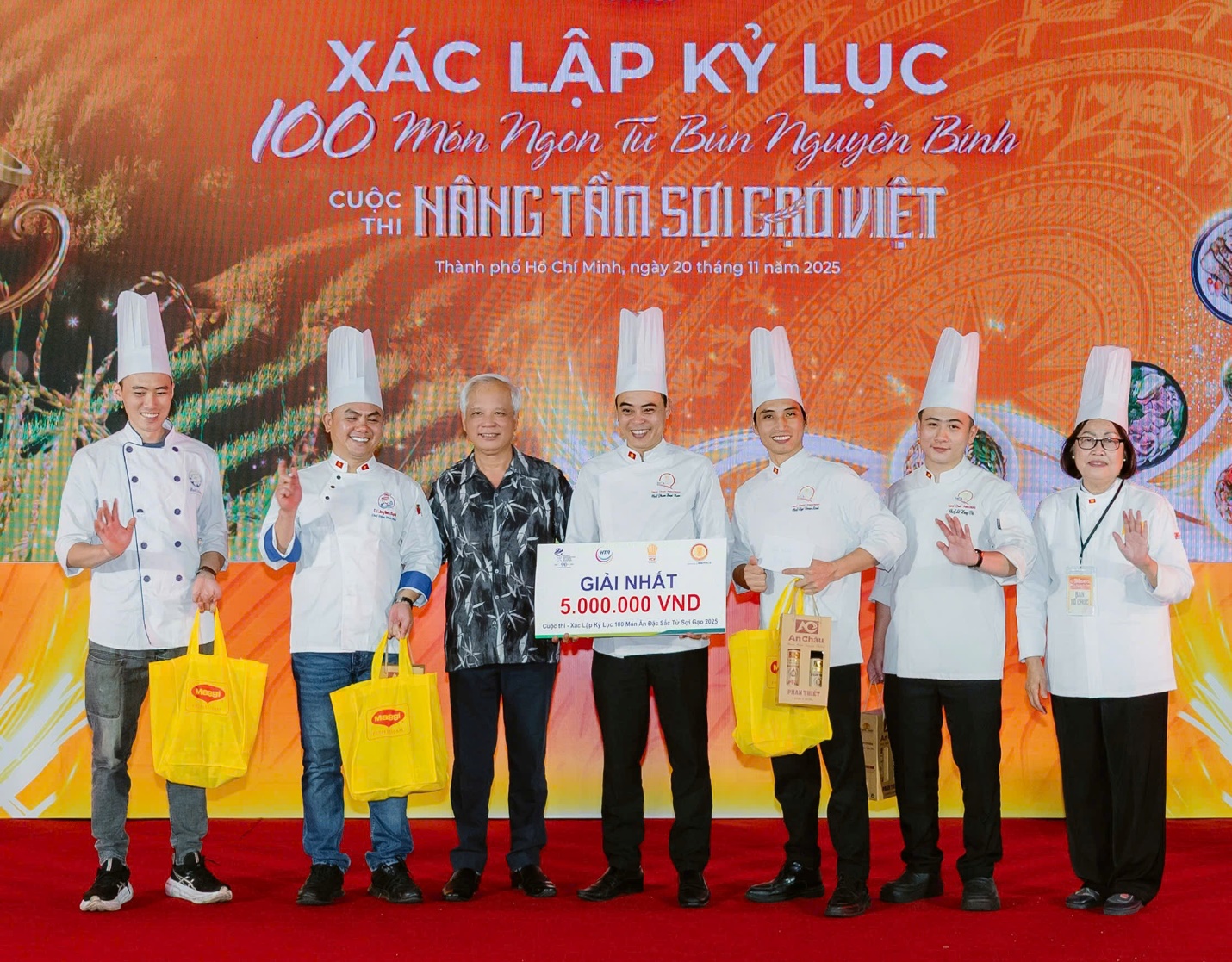 Nghệ nhân Phạm Hoài Nam cùng đồng đội đạt giải Nhất cuộc thi “Xác lập kỷ lục 100 món ăn từ Sợi Gạo”