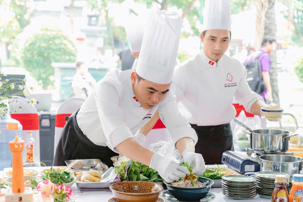 Nghệ nhân Phạm Hoài Nam luôn tỉ mỉ, chỉn chu trong từng món ăn