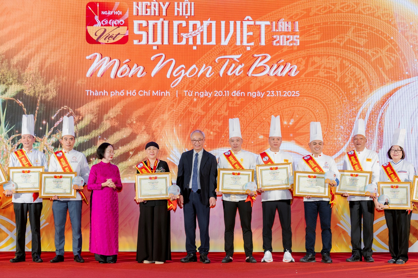 Phạm Hoài Nam (thứ 2 từ trái sang) trong lễ vinh danh Nghệ nhân nghề bếp