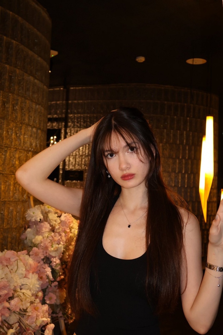 Trong bộ ảnh, Thanh Giang xuất hiện với gương mặt thanh thoát, đường nét sắc sảo. Đôi mắt sâu, ánh nhìn thẳng và có phần lạnh lùng tạo cảm giác cuốn hút. Sống mũi cao, thon – đặc trưng kiểu gương mặt lai Âu – Á. Bờ môi đầy đặn với sắc son tự nhiên càng làm tăng vẻ ngọt ngào nhưng vẫn sắc nét của cô gái 19 tuổi.