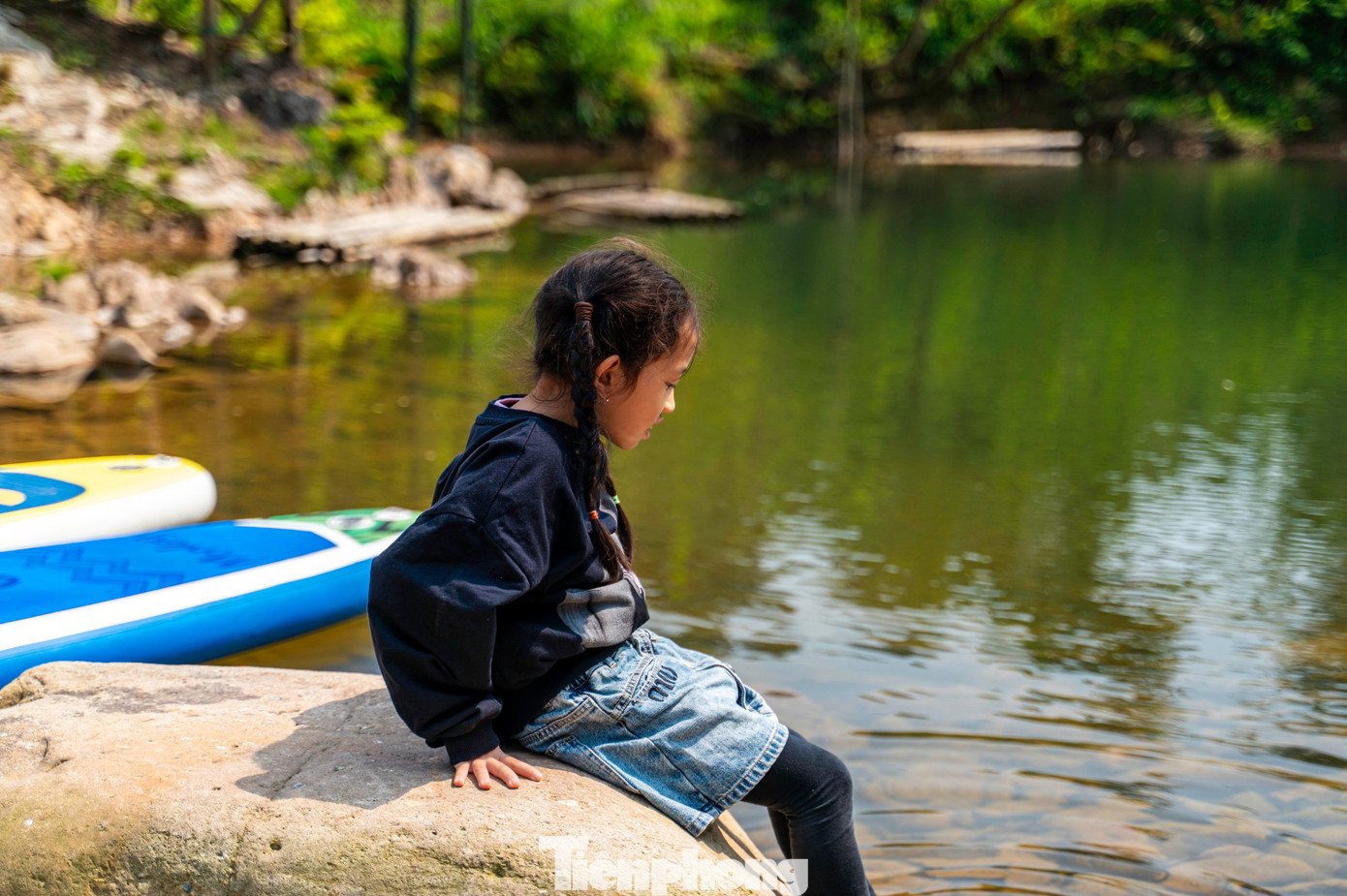 ... hoặc tham gia các hoạt động cắm trại, camping bên bờ suối, chèo thuyền.