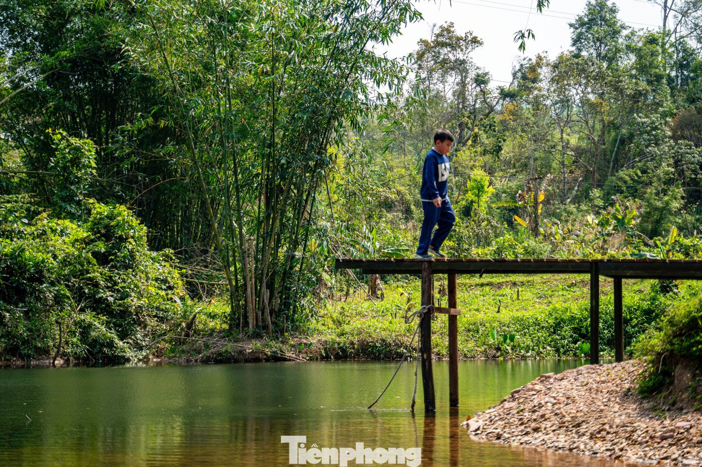 ... hoặc tham gia các hoạt động cắm trại, camping bên bờ suối, chèo thuyền.