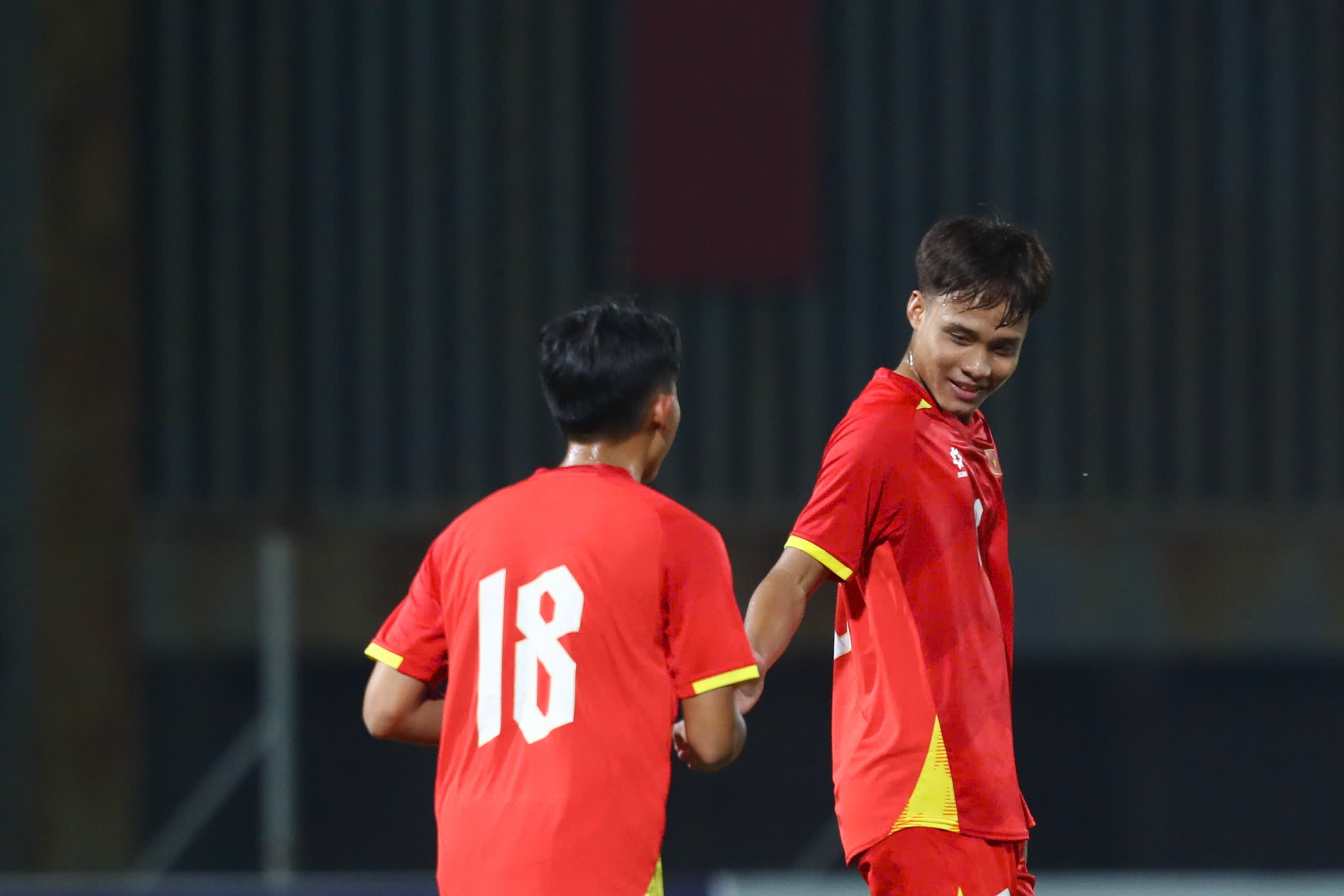 U17 Việt Nam tiếp tục tấn công bùng nổ khi đã thay các cầu thủ đá chính ra sân