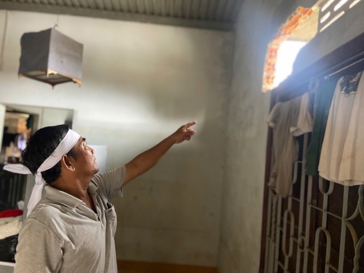 Ông Lương Quang Bắc chỉ chỗ đục tường để cả nhà thoát thân.