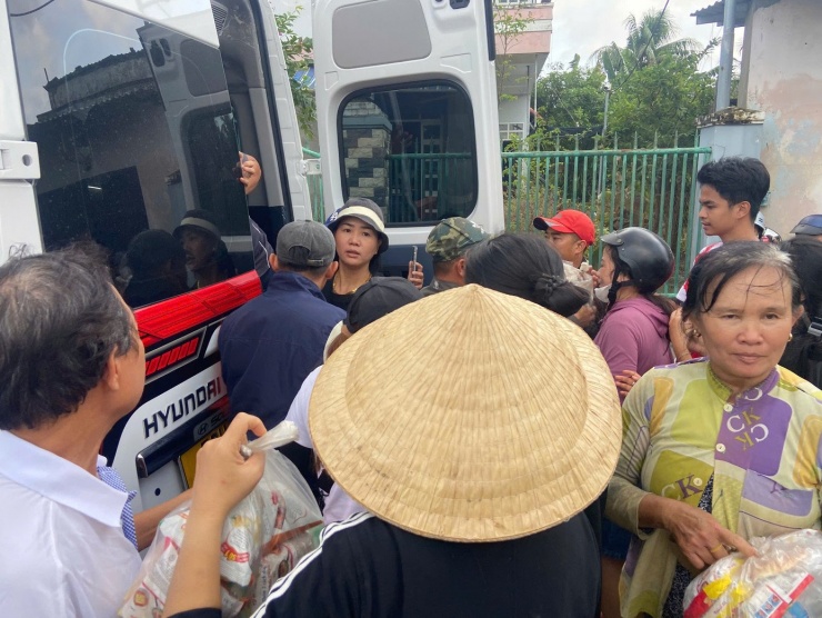 Nhiều đoàn cứu trợ đến với người dân xã Diên Điền.