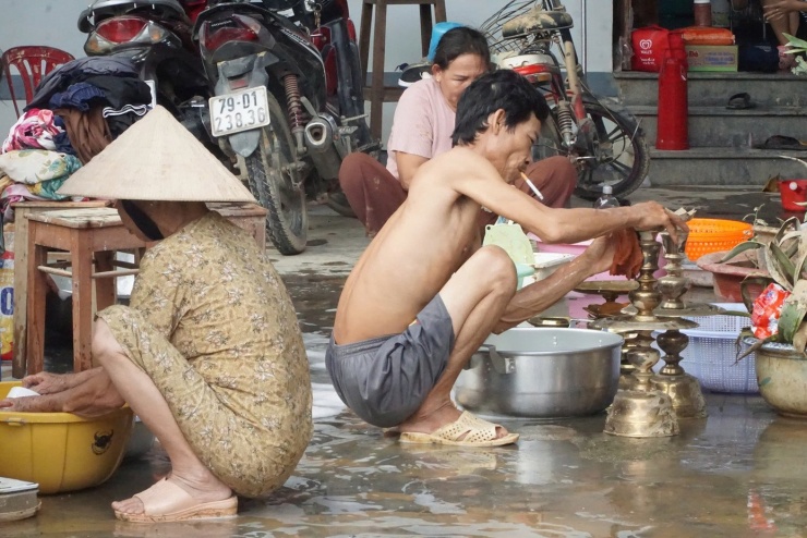 Gia đình anh Trần Đình Trọng đang dọn dẹp lại nhà cửa.