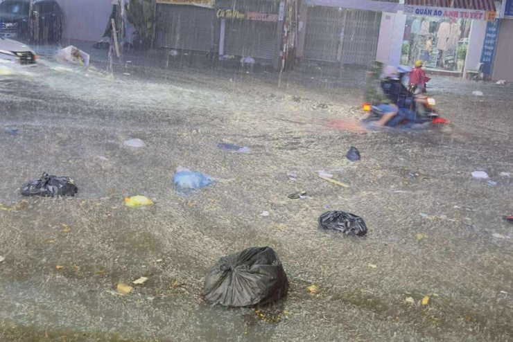 Sau cơn mưa lớn, một số khu vực ở Đồng Nai ngập như sông. Ảnh: A.X