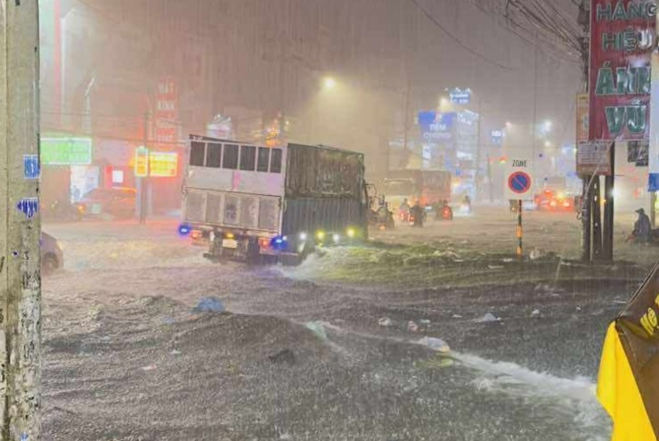 Quốc lộ 1 đoạn qua phường Long Bình ngập nặng. Ảnh: A.X