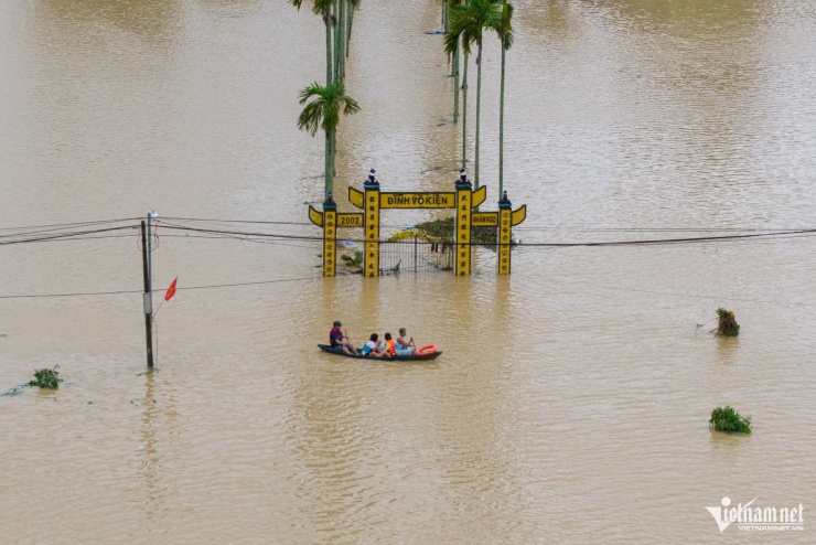 Nhiều nơi ở xã Diên Khánh (Khánh Hòa) bị ngập nặng. Ảnh: Nguyễn Huế