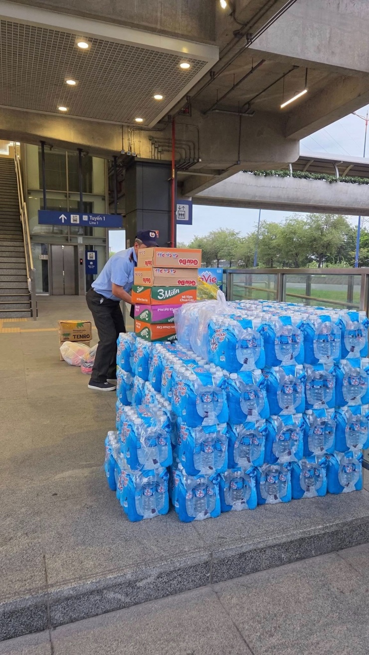 Hình ảnh bác bảo vệ đang mang hàng hóa, nhu yếu phẩm lên tàu tại Metro, cũng là điểm chung tay cứu trợ đồng bào. Nguồn: @johnnietien