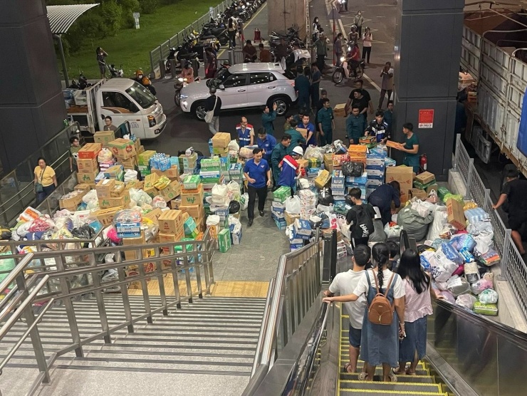 Một góc khác của ga Metro, khi tầng tầng lớp lớp nhu yếu phẩm đang được chuẩn bị mang đến tận tay bà con vùng lũ. Nguồn: @lucy.lee.92
