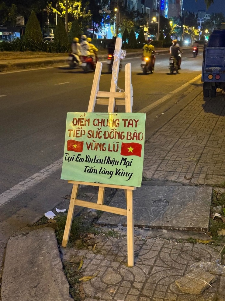 Các bạn trẻ tận dụng bảng hiệu bắt mắt để làm điểm chung tay tiếp sức đồng bào. Nguồn: @ye.seul05