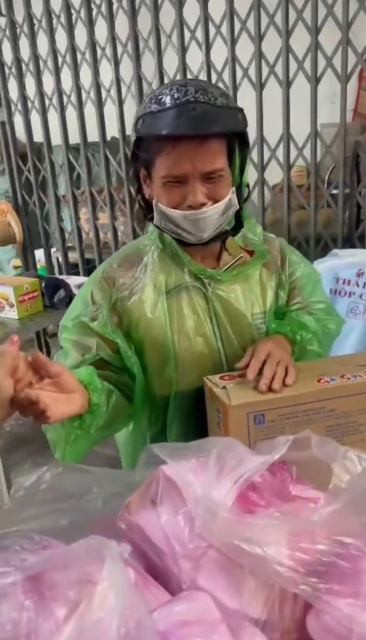 Một người dân bật khóc xúc động khi nhận được nhu yếu phẩm cứu trợ, chỉ thoáng qua nhưng cũng đủ khiến người xem rơi nước mắt. Nguồn: @duyen.ne.bich