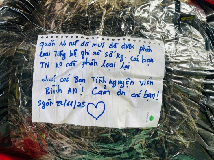Đôi khi một dòng ghi chú nhỏ cũng đủ tiếp thêm năng lượng cho các tình nguyện viên. Ngoài ra, nhu yếu phẩm cho phụ nữ cũng được chú trọng không kém. Nguồn: @hokimngan.3110