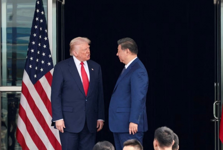 Tổng thống Mỹ Donald Trump và Chủ tịch Trung Quốc Tập Cận Bình gặp nhau tại Hàn Quốc, ngày 30/10. (Ảnh: Reuters)