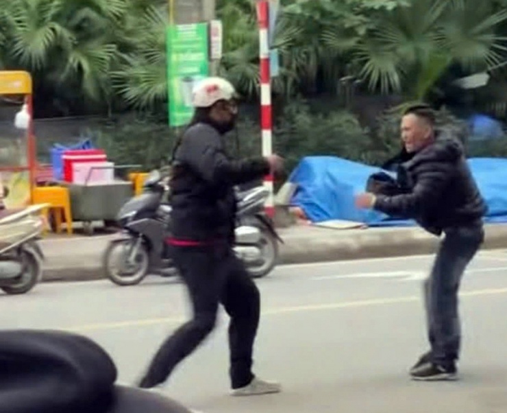 Phúc và anh M đánh nhau giữa đường.