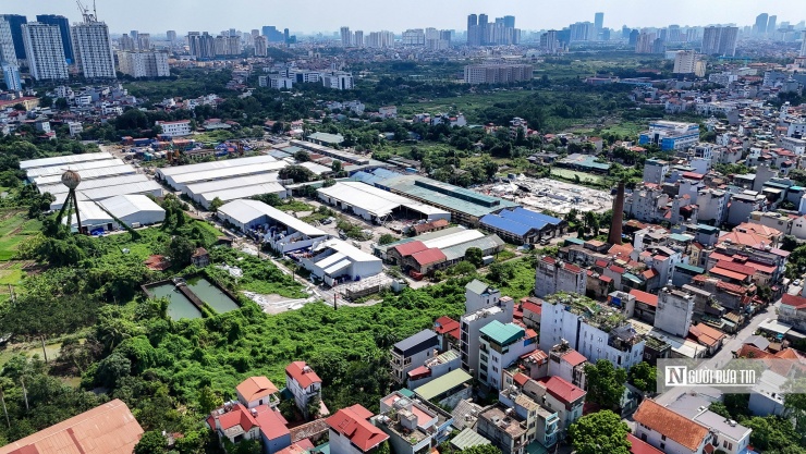 Trên khu đất này mọc lên hàng loạt nhà xưởng, kho bãi lợp mái tôn tạm bợ.