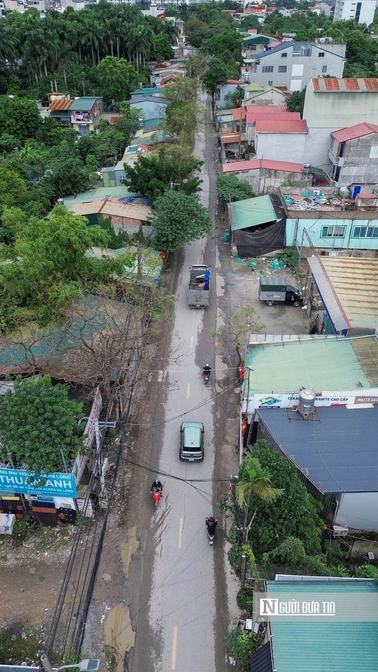 Trong khí đó, tuyến đường Hoàng Tăng Bí chạy xuyên qua khu đất của dự án.