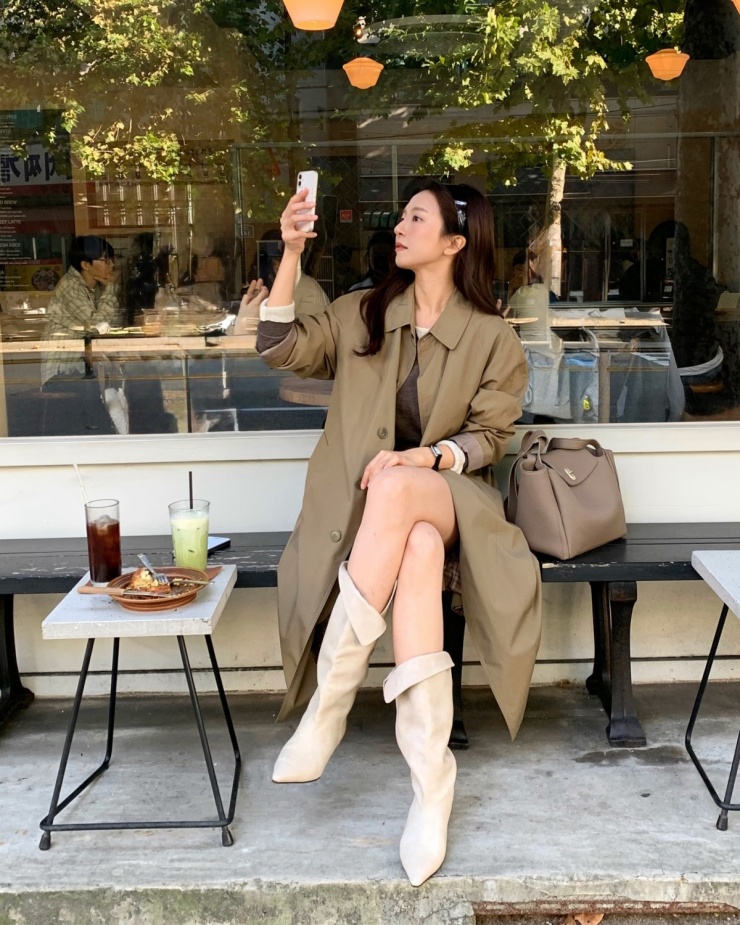 Trench coat dáng dài với với chất liệu khaki hoặc vải dù đứng phom, có thể dễ dàng mix cùng nhiều lớp layer bên trong và quần jeans, váy ngắn.