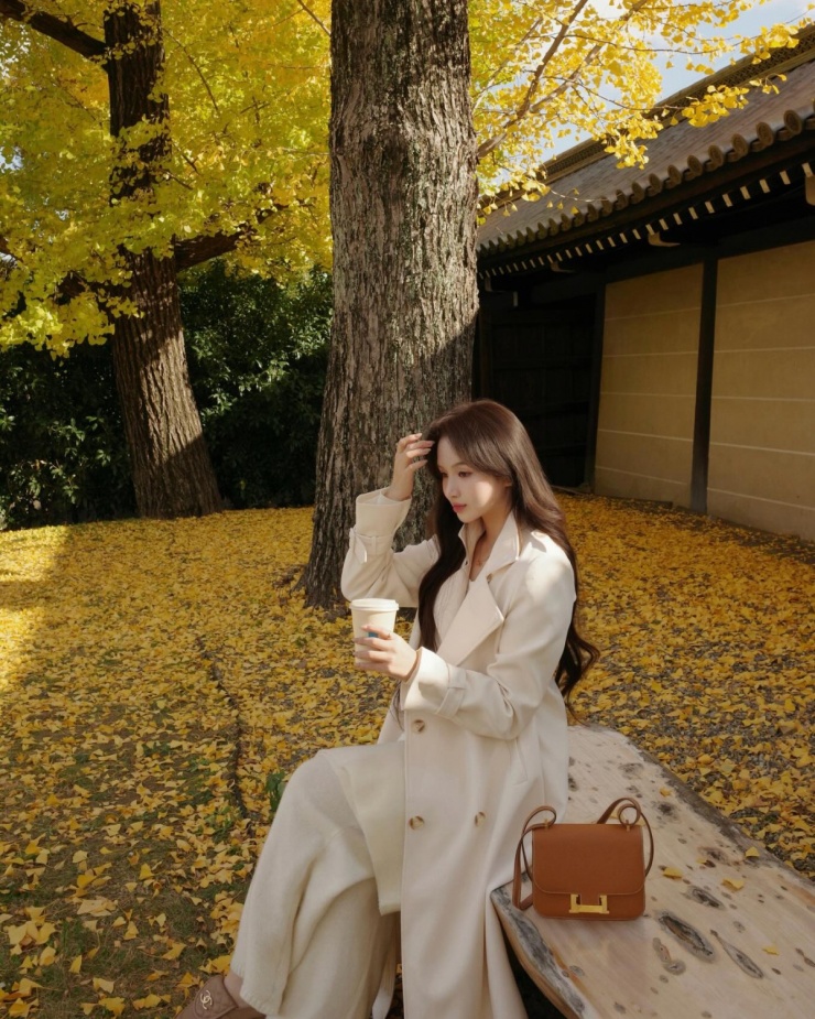 Ngoài tông màu nâu be, xám ghi quen thuộc, trench coat trắng cũng đang được ưa chuộng nhờ vẻ nhẹ nhàng, nữ tính.