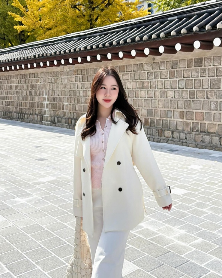 Bên cạnh trench coat dáng dài quen thuộc, những thiết kế dáng lửng, dáng ngắn cũng được lòng nhiều tín đồ thời trang vì phù hợp với nhiều chiều cao, vóc dáng.