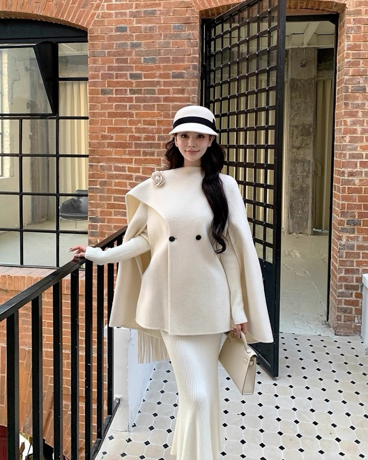 Khi diện áo choàng cape, bạn không cần kết hợp cầu kỳ vì chiếc áo vốn đã nổi bật. Bạn chỉ cần phối áo tay ôm, chân váy ôm dáng hoặc xòe nhẹ nhàng là đủ hoàn thiện diện mạo nữ tính.