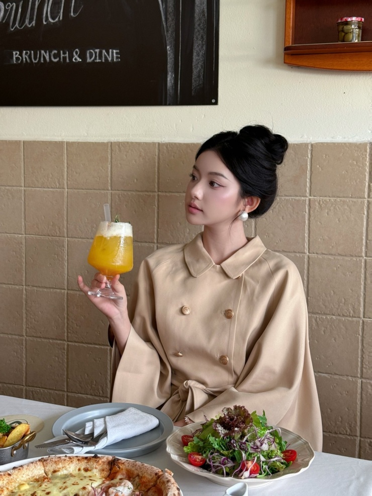 Mốt áo cape kết hợp cùng chất liệu khaki đặc trưng của trench coat tạo nên sự mới mẻ, trẻ trung cho người mặc.