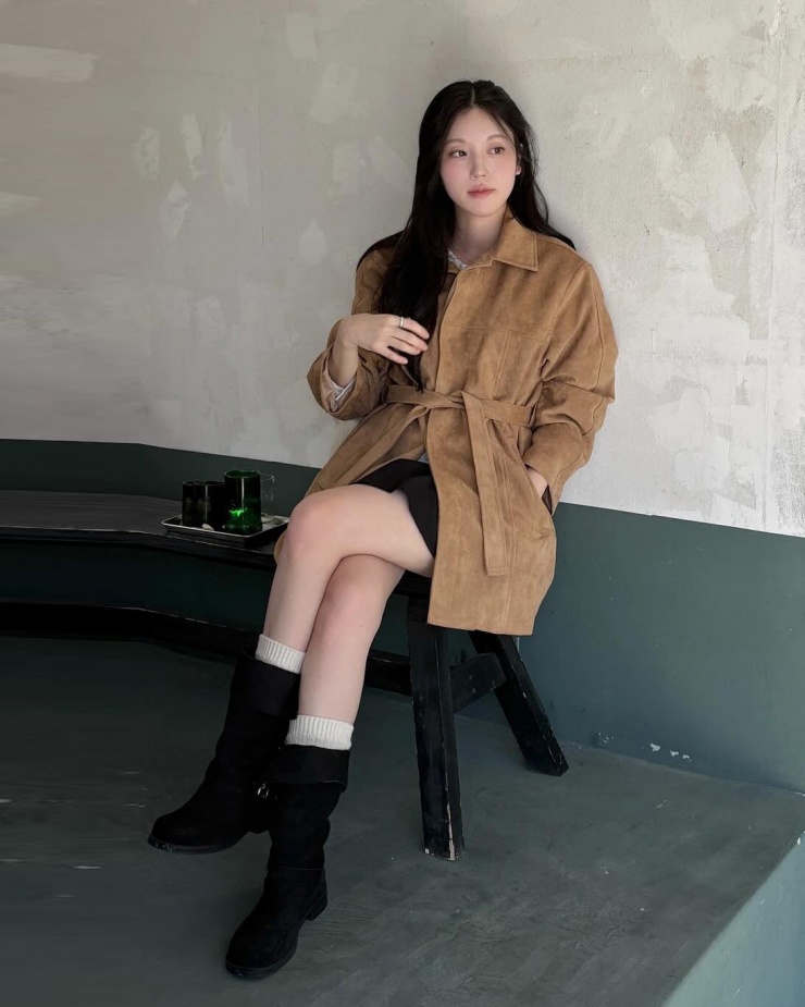 Với những tông màu đặc trưng như da bò, nâu cà phê... áo da lộn phù hợp xu hướng năm nay, tôn da trắng sáng hơn.