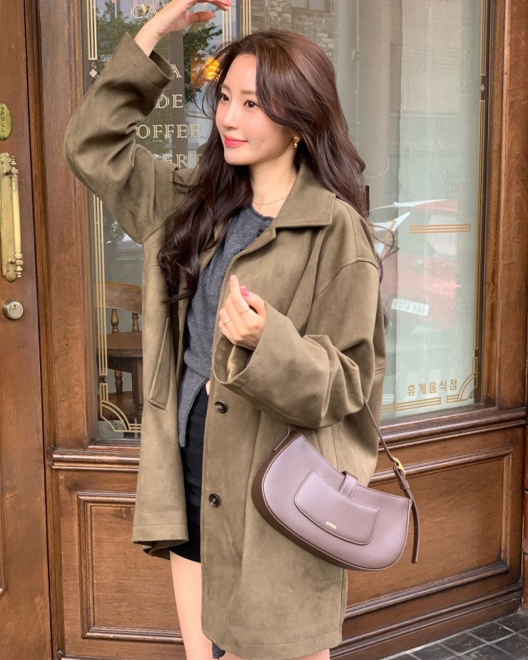 Chất liệu da lộn được biến tấu trên nhiều phom dáng, từ những chiếc áo khoác lửng, áo măng tô dài đến blazer thanh lịch.