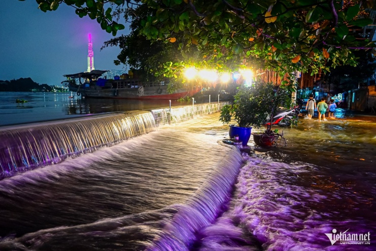 Triều cường vượt bờ kè, tràn vào khu dân cư ở bán đảo Thanh Đa - Bình Quới hồi cuối tháng 10/2025. Ảnh: Nguyễn Huế 