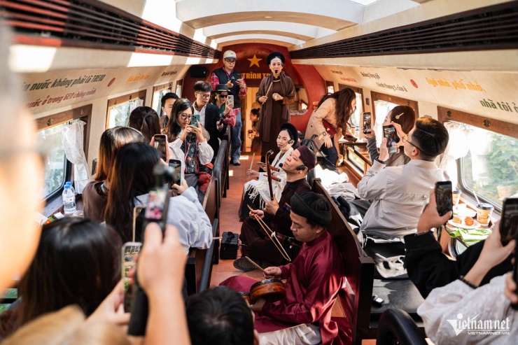 Du khách thích thú trải nghiệm, chụp ảnh mỏi tay trên chuyến tàu Hà Nội - Bắc Ninh - 6