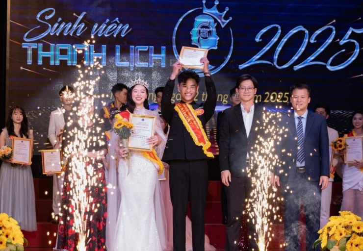 Xuân Hoa trong khoảnh khắc nhận danh hiệu cao nhất của cuộc thi.