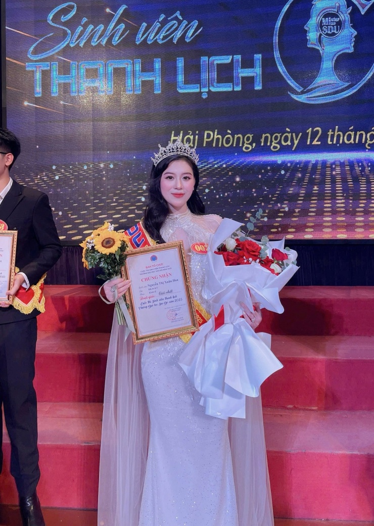 Khoảnh khắc Xuân Hoa rạng rỡ khi được xướng tên Giải Nhất Sinh viên Thanh lịch 2025.