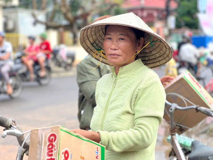 Bà Thắm xúc động vì nhận được đồ cứu trợ từ đoàn thiện nguyện.