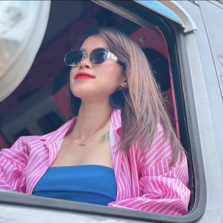 Ngô Hạnh được biết đến với danh xưng "bóng hồng xe tải"