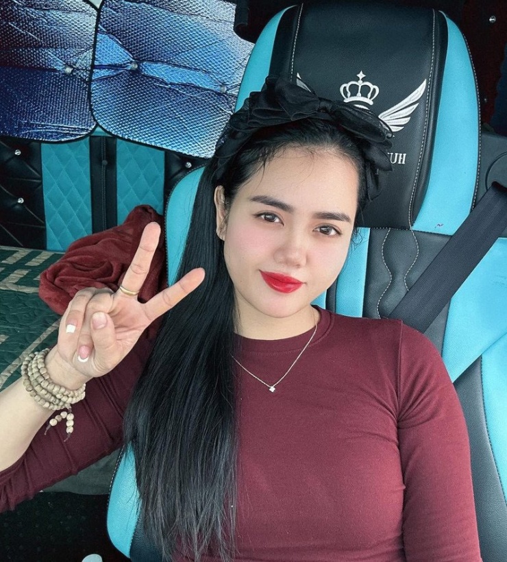 Phương lái xe tải của gia đình chở hàng cứu trợ đến cho bà con Đắk Lắk 