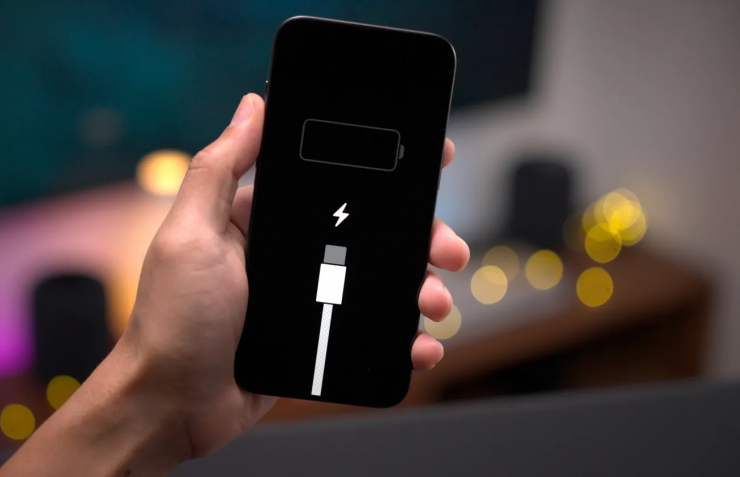 Không nên để pin điện thoại cạn kiệt 0% mới sạc. Ảnh: 9to5mac