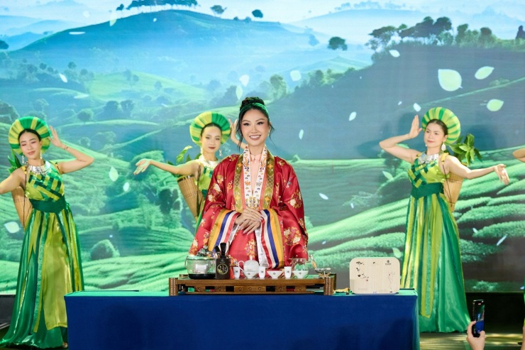 Hoa hậu Phương Linh đối đầu 76 người đẹp tại Việt Nam - 2