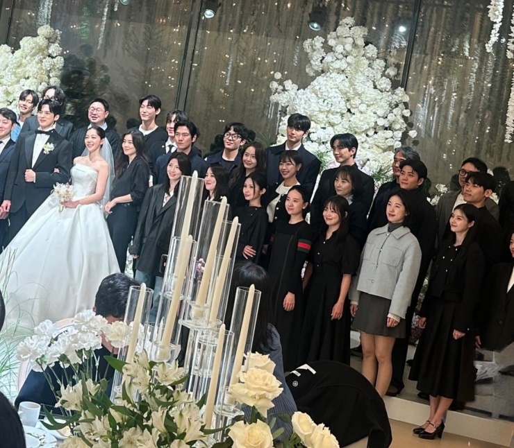 Tháng trước, Yoona và Junho cùng nhiều diễn viên khác đã dự đám cưới của "nhân viên King The Land" Kim Gaeun và Yoon Sunwoo. Cả hai ngồi cạnh nhau trong bàn tiệc.