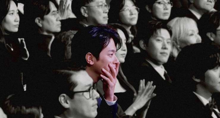 Park Jeong Min lo lắng và chăm chú theo dõi màn trình diễn của Hwasa nhưng dân mạng "delulu" trông như anh người yêu đắm chìm trong sự xinh đẹp, vô tư của người thương. - Ảnh: nnnatuuureee