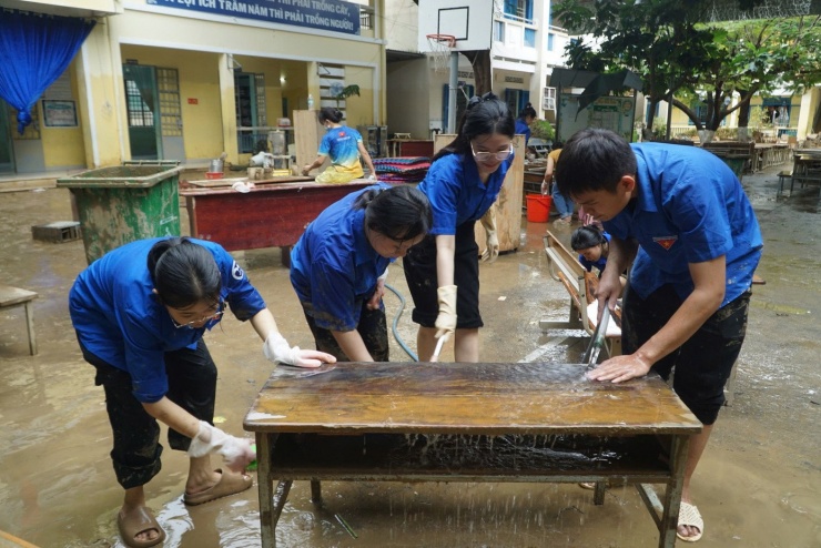 Đoàn viên thanh niên của trường Đại học Khánh Hòa dọn dẹp, lau chùi bàn ghế tại Trường THCS Lương Thế Vinh, phường Tây Nha Trang.