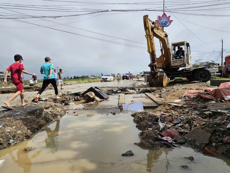 Đường sá phường Đông Hoà tan nát sau lũ. Ảnh: Huỳnh Thuỷ.