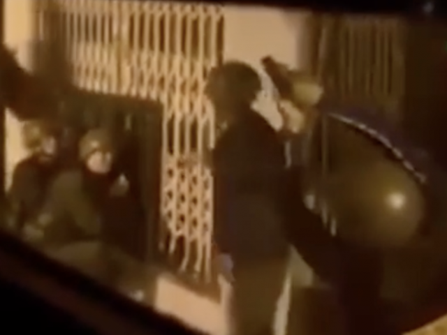 Cảnh sát phá ba lớp cửa, vây bắt nhóm nghi phạm tàng trữ ma tuý