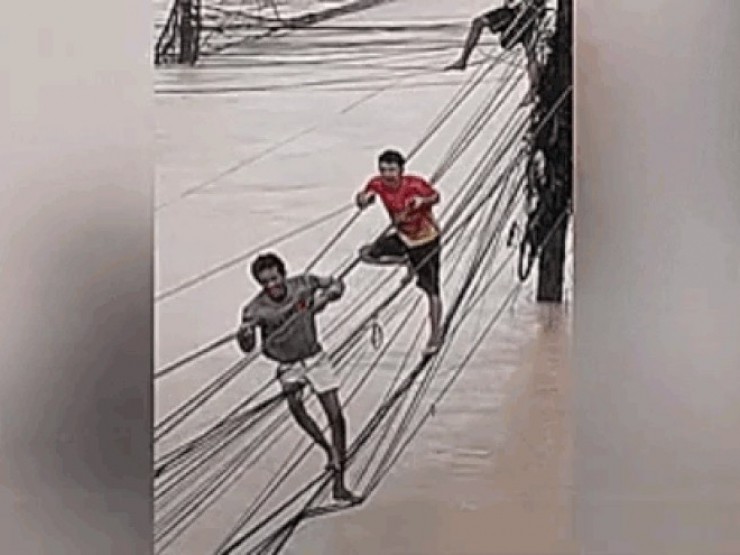 Lũ lịch sử ở Thái Lan: Người dân đu dây cáp, phá mái nhà thoát hiểm