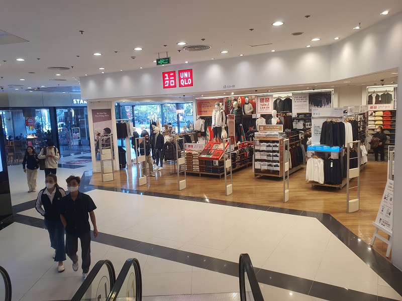 Chỉ lác đác vài người tranh thủ đi mua sắm sớm để tránh chen lấn, xô đẩy vào ngày chính và cuối tuần.