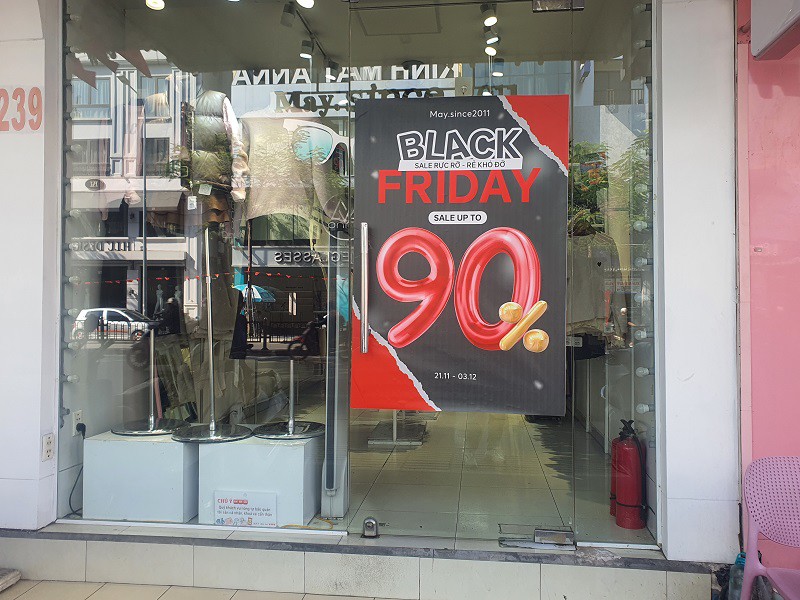 Trong đó, mặt hàng giảm giá sâu nhất và được mong chờ nhiều nhất vẫn là hàng thời trang.