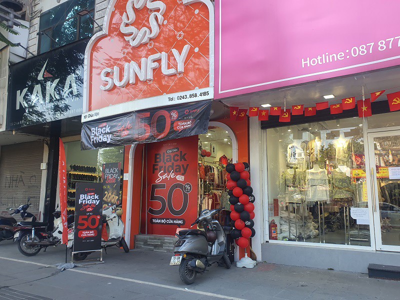 Black Friday thường được gọi là ngày “Thứ Sáu đen tối” hoặc ngày thứ sáu đen. Đây là ngày thứ sáu ngày sau Lễ Tạ Ơn 1 ngày, rơi vào tuần thứ 4 trong tháng 11. Vì Black Friday được coi là ngày mở hàng để người dân mua sắm cho mùa Giáng sinh ở Mỹ, do vậy, nhiều cửa hàng đã giảm giá bất ngờ rất nhiều mặt hàng để thu hút đông đảo lượng người tiêu dùng.