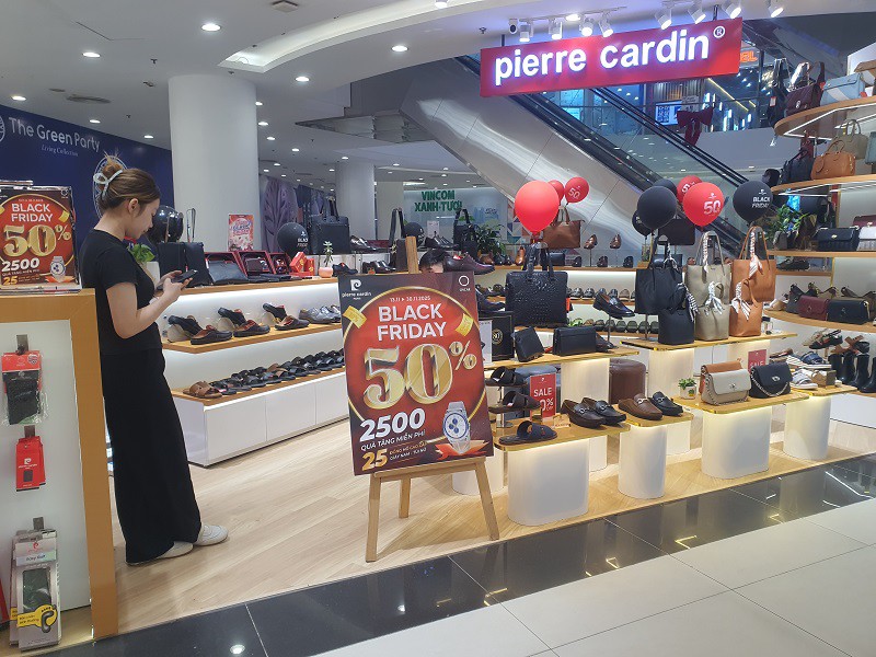 Bên trong trung tâm thương mại trên phố Tây Sơn cũng rất vắng vẻ mặc dù các gian hàng đã triển khai chương trình giảm giá từ ngày 20/11.